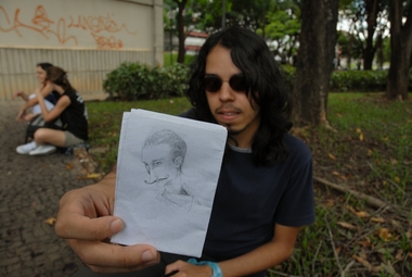 lucas com desenho de salvador dali-2.JPG